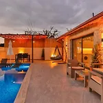Uezuemlue 1 Bedroom Secluded With Private Pool Hot Tub קלקן