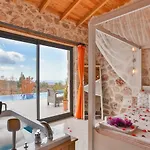 וילה Uezuemlue 1 Bedroom Secluded With Private Pool Hot Tub קלקן