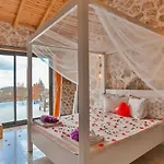 Uezuemlue 1 Bedroom Secluded With Private Pool Hot Tub