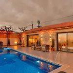 Uezuemlue 1 Bedroom Secluded With Private Pool Hot Tub וילה קלקן