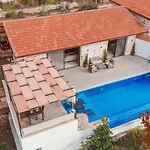Uezuemlue 1 Bedroom Secluded With Private Pool Hot Tub וילה קלקן